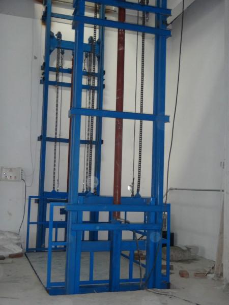 鋼絲繩在導(dǎo)軌式升降機(jī)中的作用(圖1) \